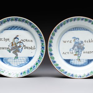 A rare pair of Chinese doucai 'Commedia dell’arte' 'South Sea Bubble' plates, Kangxi, ca. 1720 — foto 1