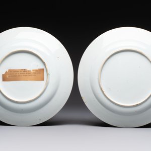 A rare pair of Chinese doucai 'Commedia dell’arte' 'South Sea Bubble' plates, Kangxi, ca. 1720 — foto 2