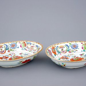 A rare pair of Chinese export porcelain "Pompadour" oval bowls, ca. 1745 — photo 2
