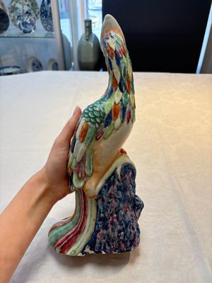 A rare pair of Chinese famille rose models of phoenixes, Qianlong — foto 3