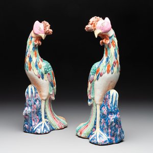 A rare pair of Chinese famille rose models of phoenixes, Qianlong — foto 1