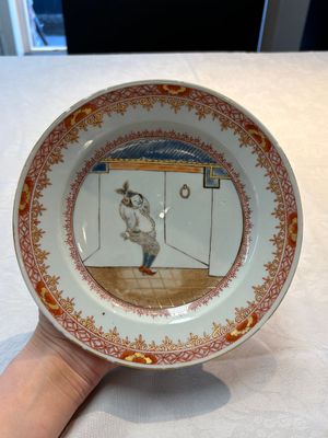 A rare pair of Chinese polychrome 'Commedia dell’arte' 'South Sea Bubble' plates, Yongzheng, ca. 1725 — photo 1