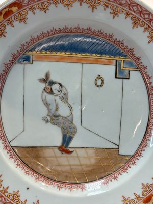 A rare pair of Chinese polychrome 'Commedia dell’arte' 'South Sea Bubble' plates, Yongzheng, ca. 1725 — photo 2
