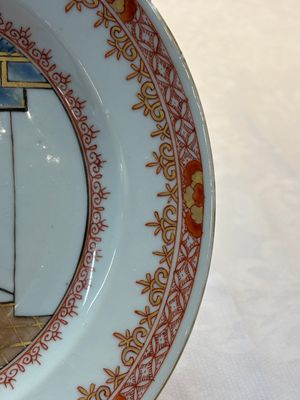 A rare pair of Chinese polychrome 'Commedia dell’arte' 'South Sea Bubble' plates, Yongzheng, ca. 1725 — photo 3