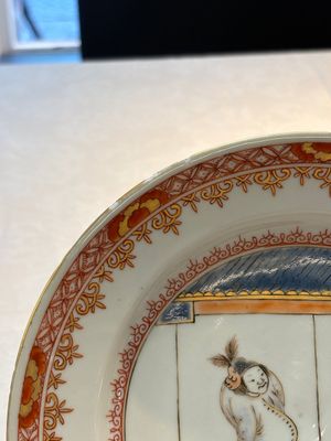 A rare pair of Chinese polychrome 'Commedia dell’arte' 'South Sea Bubble' plates, Yongzheng, ca. 1725 — photo 4