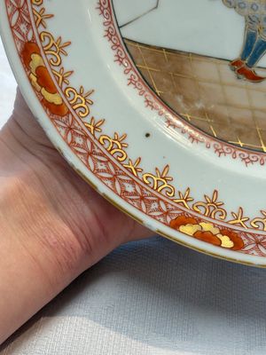 A rare pair of Chinese polychrome 'Commedia dell’arte' 'South Sea Bubble' plates, Yongzheng, ca. 1725 — photo 5