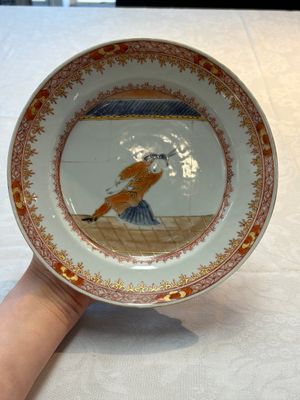 A rare pair of Chinese polychrome 'Commedia dell’arte' 'South Sea Bubble' plates, Yongzheng, ca. 1725 — photo 7