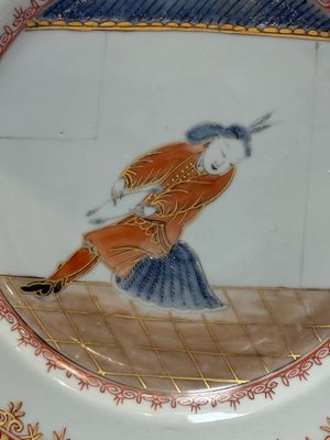 A rare pair of Chinese polychrome 'Commedia dell’arte' 'South Sea Bubble' plates, Yongzheng, ca. 1725 — photo 8