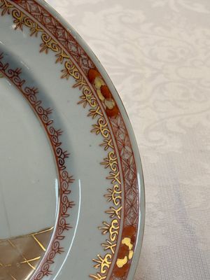 A rare pair of Chinese polychrome 'Commedia dell’arte' 'South Sea Bubble' plates, Yongzheng, ca. 1725 — photo 9