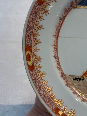 A rare pair of Chinese polychrome 'Commedia dell’arte' 'South Sea Bubble' plates, Yongzheng, ca. 1725 — photo 10
