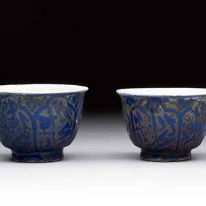 A rare pair of Chinese sacrificial blue-glazed and engraved cups for the Islamic market, 18th C. — photo 2