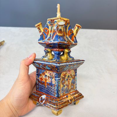 A rare pair of European-decorated Chinese blue and white pyramidal tulip vases — 照片 16