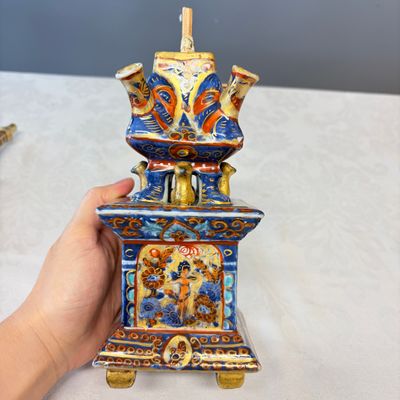 A rare pair of European-decorated Chinese blue and white pyramidal tulip vases — 照片 17