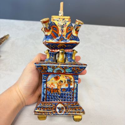 A rare pair of European-decorated Chinese blue and white pyramidal tulip vases — 照片 18
