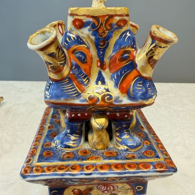 A rare pair of European-decorated Chinese blue and white pyramidal tulip vases — 照片 20