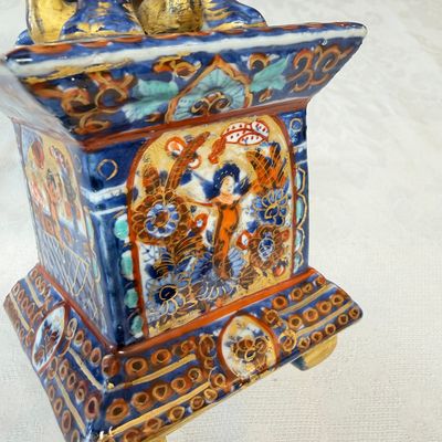 A rare pair of European-decorated Chinese blue and white pyramidal tulip vases — 照片 22