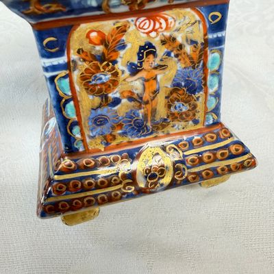 A rare pair of European-decorated Chinese blue and white pyramidal tulip vases — 照片 24