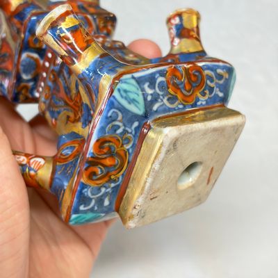 A rare pair of European-decorated Chinese blue and white pyramidal tulip vases — 照片 37