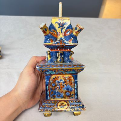 A rare pair of European-decorated Chinese blue and white pyramidal tulip vases — 照片 39