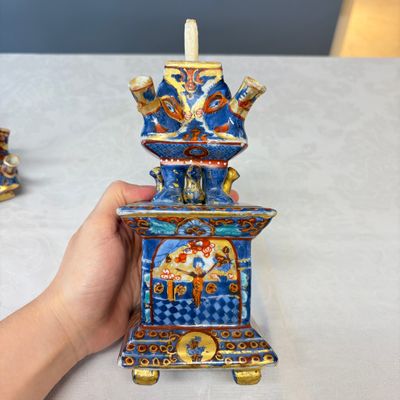A rare pair of European-decorated Chinese blue and white pyramidal tulip vases — 照片 40