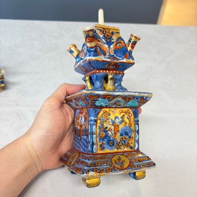 A rare pair of European-decorated Chinese blue and white pyramidal tulip vases — 照片 41