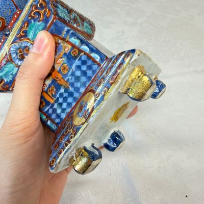 A rare pair of European-decorated Chinese blue and white pyramidal tulip vases — 照片 46