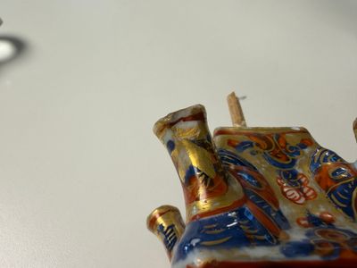 A rare pair of European-decorated Chinese blue and white pyramidal tulip vases — 照片 60