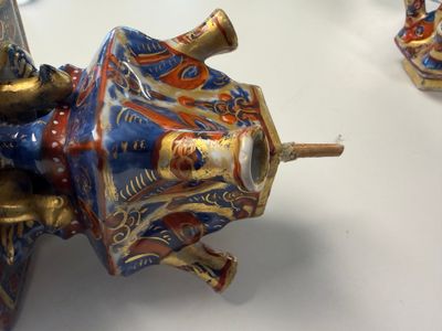 A rare pair of European-decorated Chinese blue and white pyramidal tulip vases — 照片 61