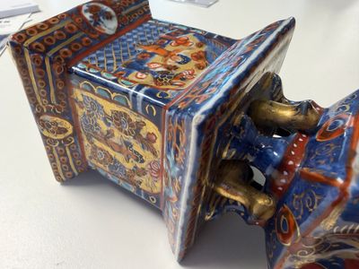 A rare pair of European-decorated Chinese blue and white pyramidal tulip vases — 照片 63