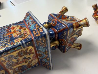 A rare pair of European-decorated Chinese blue and white pyramidal tulip vases — 照片 66