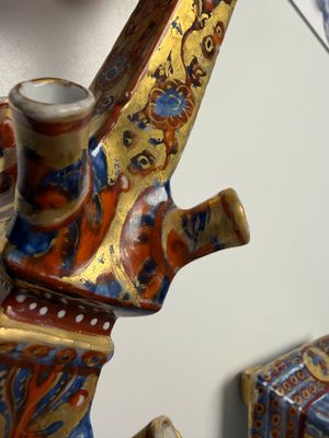 A rare pair of European-decorated Chinese blue and white pyramidal tulip vases — 照片 67