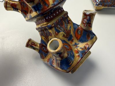 A rare pair of European-decorated Chinese blue and white pyramidal tulip vases — 照片 71