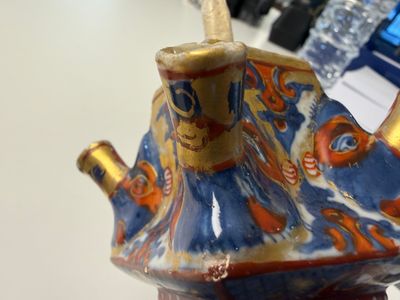 A rare pair of European-decorated Chinese blue and white pyramidal tulip vases — 照片 77