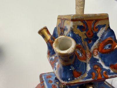 A rare pair of European-decorated Chinese blue and white pyramidal tulip vases — 照片 78