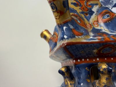 A rare pair of European-decorated Chinese blue and white pyramidal tulip vases — 照片 79