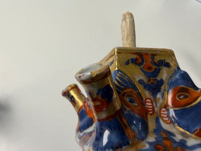 A rare pair of European-decorated Chinese blue and white pyramidal tulip vases — 照片 82