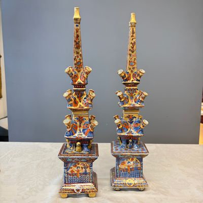 A rare pair of European-decorated Chinese blue and white pyramidal tulip vases — 照片 1