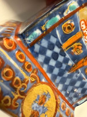 A rare pair of European-decorated Chinese blue and white pyramidal tulip vases — 照片 87