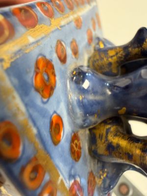 A rare pair of European-decorated Chinese blue and white pyramidal tulip vases — 照片 88