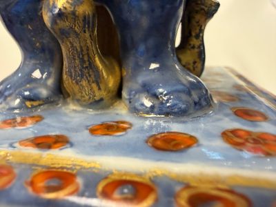 A rare pair of European-decorated Chinese blue and white pyramidal tulip vases — 照片 90