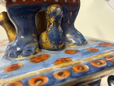 A rare pair of European-decorated Chinese blue and white pyramidal tulip vases — 照片 91