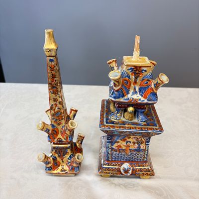 A rare pair of European-decorated Chinese blue and white pyramidal tulip vases — 照片 2