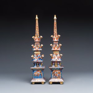 A rare pair of European-decorated Chinese blue and white pyramidal tulip vases — 照片 2