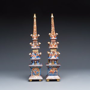 A rare pair of European-decorated Chinese blue and white pyramidal tulip vases — 照片 3