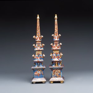 A rare pair of European-decorated Chinese blue and white pyramidal tulip vases — 照片 4