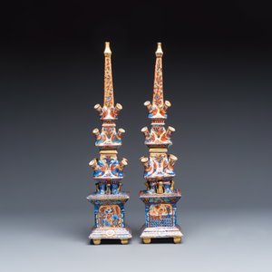 A rare pair of European-decorated Chinese blue and white pyramidal tulip vases — 照片 5