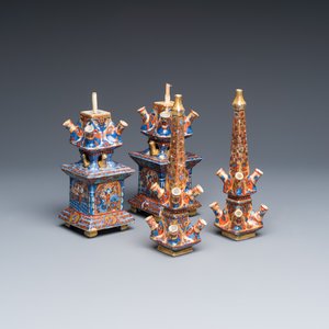 A rare pair of European-decorated Chinese blue and white pyramidal tulip vases — 照片 7