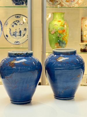 A rare pair of Japanese gilt-decorated blue-ground vases, Edo, late 17th C. — photo 1