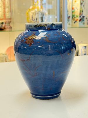A rare pair of Japanese gilt-decorated blue-ground vases, Edo, late 17th C. — photo 2