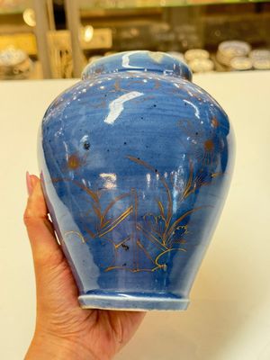 A rare pair of Japanese gilt-decorated blue-ground vases, Edo, late 17th C. — photo 20